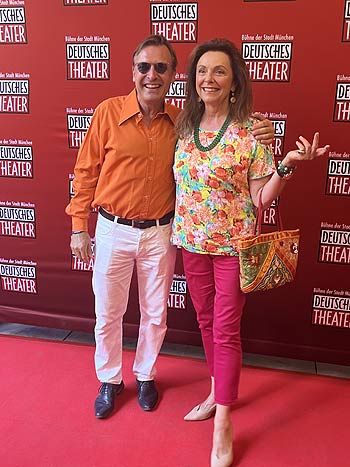 Theaterchef Thomas Linsmayer und Uschi Dämmrich von Luttitz bei der Premiere von Hair am 15.07.2023 im Deutschen Theater (©Foto: Martin Schmitz)
